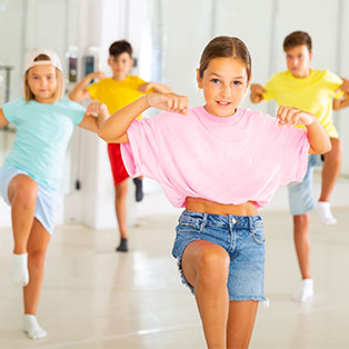 young kids in hip hop dance class