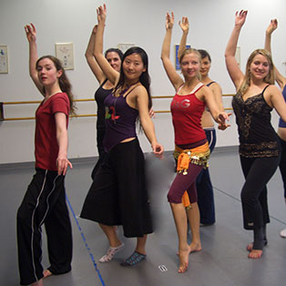 indian belly dancers